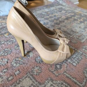 Cynthia Rowley Nude Bow Peep-Toe Heels 6.5 Beige Tan